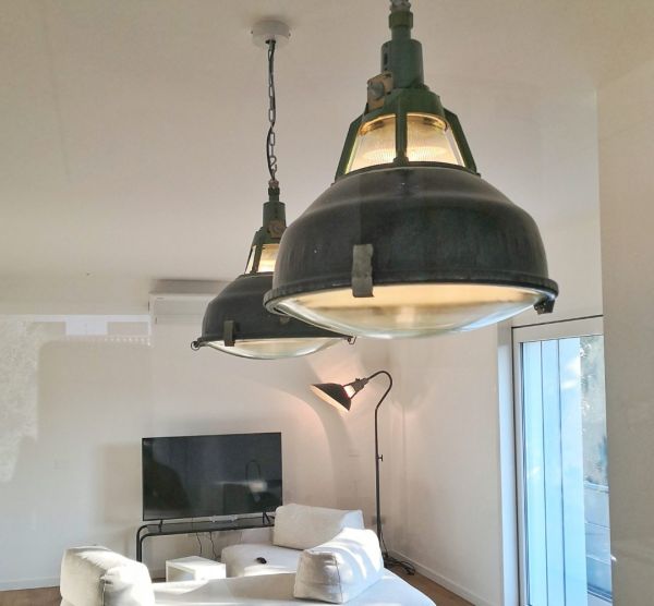 Illuminazione Stradale Vintage: Lampioni e Fari Riconvertiti per la Casa